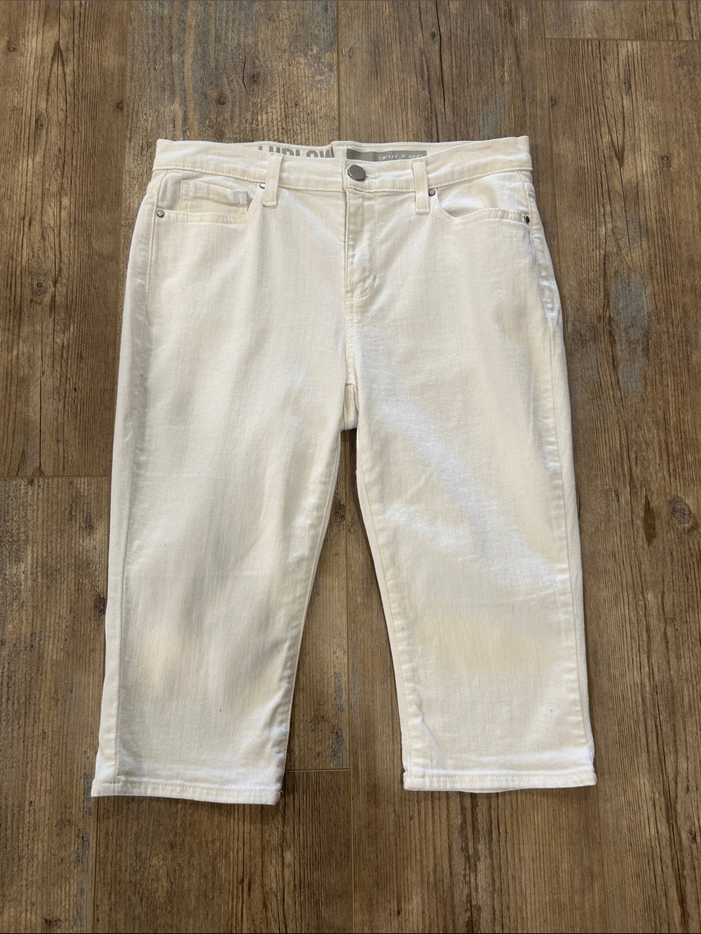 DKNY Jeans Capri Womens 8
White Ludlow Mid Rise
Stretch Cropped Straight Leg